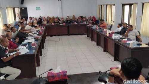 RDP antara Honorer Nakes Kota Bima dengan anggota DPRD Kota Bima, di kantor DPRD setempat, Jumat, (4/7/2025). (Dok. Rafiin/detikBali)