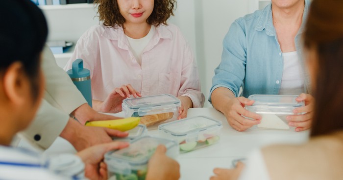 Rekan kerja curi bekal makan siang Ilustrasi bekal makan siang di kantor