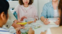 Perhatikan kotak makan, tas belanja, sampai botol air yang kamu simpan di dapur. Terdapat potensi kontaminasi silang dari bakteri jika peralatan ini tidak diperhatikan kebersihannya.  Foto: Getty Images/frantic00