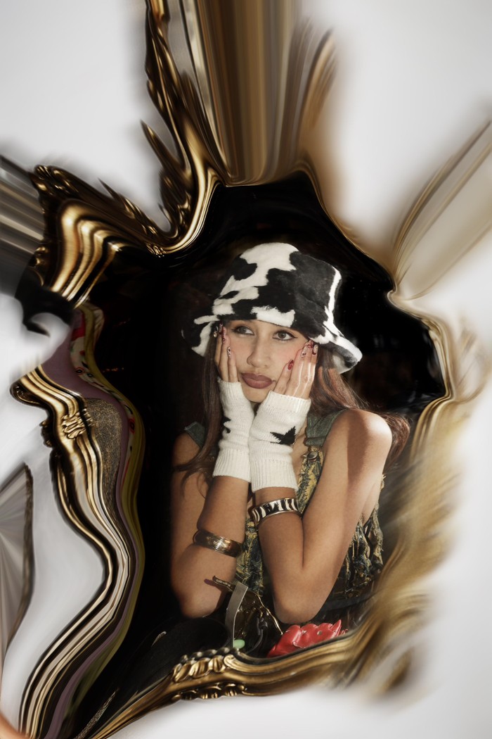 Rhea Asmara kembali dengan single Sorry? What? No, lagu R&B-pop yang mengangkat pemberdayaan perempuan.