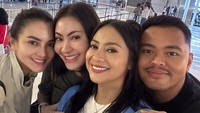 Ririn Ekawati ikut mengantar sang adik ke bandara. Foto: dok. Instagram Rini Yulianti