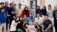 Inilah momen pesinetron berusia 39 tahun itu mengadakan kumpul bareng keluarga sebelum ke Sydney. Foto: dok. Instagram Rini Yulianti