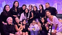 Gak cuma sekali, dia beberapa kali kumpul bareng sahabat untuk pamit.  Foto: dok. Instagram Rini Yulianti