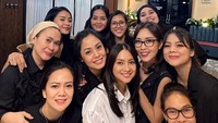 Rini Yulianti bersama suami dan anaknya kini menetap di Sydney, Australia. Sebelum berangkat Rini kumpul-kumpul bareng sahabat. Foto: dok. Instagram Rini Yulianti
