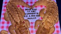 Roti buaya, jadi salah satu hadiah unik untuk Rini Yulianti dari para sahabat. Para sahabat merasa ini bukan perpisahan, tapi mereka dan Rini pastyi akan berjumpa lagi. Foto: dok. Instagram Rini Yulianti