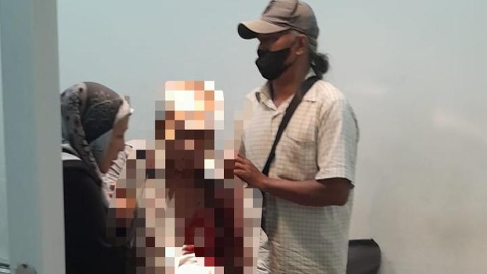 Rizki dirawat di rumah sakit usai dibacok tetangganya