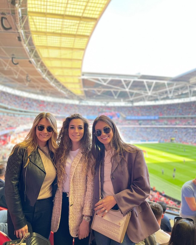 Rute hampir selalu rutin menghadiri pertandingan suaminya di Portugal dan Liverpool. Selama beberapa tahun terakhir, ia disebut bersahabat dekat dengan istri Alisson Becker dan Alexis Mac Allister. Foto: Instagram @rutecfcardoso14