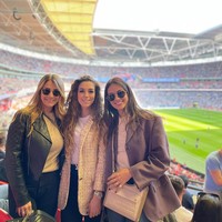 Rute hampir selalu rutin menghadiri pertandingan suaminya di Portugal dan Liverpool. Selama beberapa tahun terakhir, ia disebut bersahabat dekat dengan istri Alisson Becker dan Alexis Mac Allister. Foto: Instagram @rutecfcardoso14