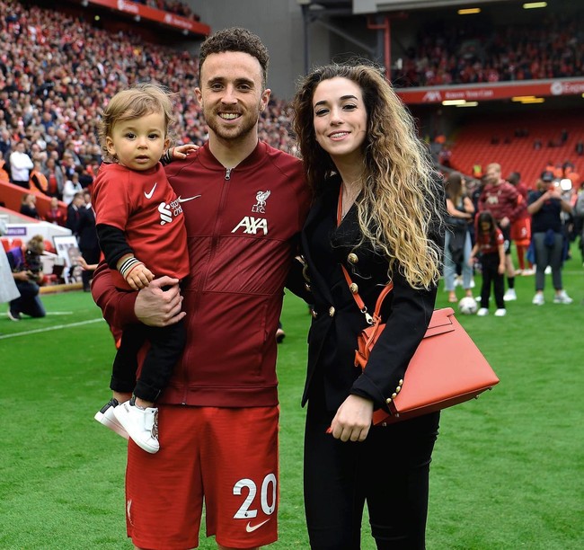 Setelah bergabung dengan Liverpool, Diogo dan Rute menyambut kelahiran anak pertama mereka, Denis yang kemudian disusul dengan putra kedua dua tahun kemudian, Duarte. Pasangan itu punya anak ketiga, seorang putri, awal tahun ini, yang namanya belum diungkap ke publik. Foto: Instagram @rutecfcardoso14