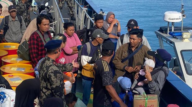 Setelah terisolasi selama berbulan-bulan akibat pendangkalan laut yang makin parah, sebanyak 28 warga Pulau Enggano akhirnya berhasil dievakuasi ke Kota Bengkulu menggunakan Kapal Pengawas (KP) Orca 05 milik Kementerian Kelautan dan Perikanan (KKP), pada Rabu malam (2/7/2025) kemarin. (Dok. Humas Ditjen PSDKP KKP)