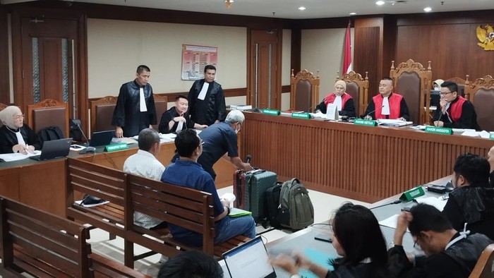 Agus Wahyono, Ketua RT kediaman mantan Ketua PN Surabaya, Rudi Suparmono, menceritakan momen penemuan duit Rp 20,1 M di mobil Rudi. Agus menjadi saksi untuk Rudi Suparmono dalam kasus dugaan suap vonis bebas Gregorius Ronald Tannur di Pengadilan Tipikor Jakarta, Jumat (4/7/2025).