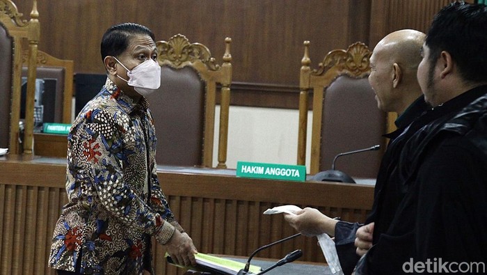Jaksa Penuntut Umum (JPU) menunjukkan barang bukti amplop dan uang yang ditujukan untuk terdakwa Rudi Suparmono kepada hakim dalam sidang lanjutan kasus dugaan suap terkait penanganan perkara terpidana Gregorius Ronald Tannur di Pengadilan Tipikor, Jakarta Pusat, Jumat (4/7/2025). Sidang bagi mantan Ketua PN Surabaya tersebut beragendakan mendengarkan keterangan tiga saksi yang dihadirkan Jaksa Penuntut Umum (JPU) salah satunya mantan Kepala BPKAD Kota Surabaya Syamsul Hariadi.