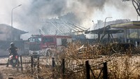 Awan asap besar mengepul setelah sebuah pompa bensin meledak di pinggiran Roma, Italia, Jumat (4/7/2025). Setidaknya 27 orang, termasuk 10 polisi dan seorang pemadam kebakaran, terluka dalam insiden ledakan pom bensin tersebut. Foto: REUTERS/Matteo Minnella