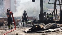 Petugas pemadam kebakaran bekerja di lokasi ledakan sebuah pompa bensin. Situs web Roma Today menerbitkan foto bola api besar dan asap yang membumbung tinggi ke langit. Gambar terpisah yang dirilis oleh pemadam kebakaran menunjukkan pom bensin itu hampir hancur total. Foto: REUTERS/Matteo Minnella