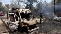 Sebuah mobil hangus terbakar. Selain responden pertama, 16 warga sipil terluka, termasuk manajer distributor bahan bakar, kata seorang juru bicara polisi dalam sebuah video, mengatakan jumlah korban belum final. Foto: REUTERS/Matteo Minnella