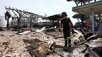 Petugas pemadam kebakaran bekerja di lokasi ledakan. Penyebab insiden tersebut akan diselidiki. Foto: REUTERS/Matteo Minnella