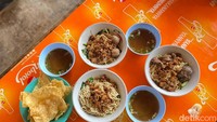 Mie ayam di sini terkenal karena pilihan topping melimpah seperti ati ampela, ceker, bakso, telur muda, pangsit rebus, dan pangsit goreng yang bebas dipilih. Foto: detikFood