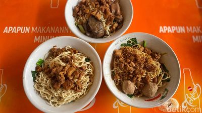Sedapnya Mie Ayam Gerobak Cak Kandar di Pulo Mas Sejak 1986