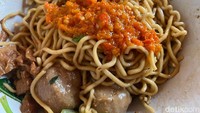 Ciri khas lainnya ada pada sambal gorengnya yang pedas menyengat, menambah sensasi makan mie ayam yang cocok untuk penyuka cita rasa kuat dan berani. Foto: detikFood