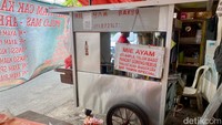 Gerobak sederhana di Jalan Pulo Mas Timur K No.47, Jakarta Timur ini selalu ramai pembeli. Banyak pelanggan setia hingga food vlogger ternama yang datang mencicipi. Foto: detikFood