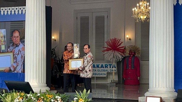 Staf Khusus Gubernur Jakarta, Firdaus Ali, mendapat penghargaan dari PAM Jaya kategori Tokoh Inspiratif