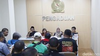 Pengemudi online yang tergabung dalam korban aplikator melakukan audiensi di Komnas HAM, Jakarta, Jumat (4/7/2025). Audiensi sekaligus pengaduan yang disampaikan oleh puluhan korban aplikator diterima langsung oleh Ketua Komnas HAM Anis Hidayah dan Wakil ketua Eksternal Putu Elvina.