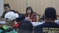 Pengaduan dilakukan oleh puluhan korban aplikator terkait persoalan potongan aplikator yang dirasa cukup besar yakni 20% serta kondisi kerja yang dianggap tidak layak dan berdampak pada kesejahteraan pengemudi dan keluarga.