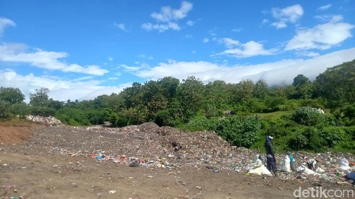 Suasana TPA ilegal di Desa Pangkungparuk, Kecamatan Seririt, Buleleng, Bali Jumat (4/7/2025). (Made Wijaya Kusuma)