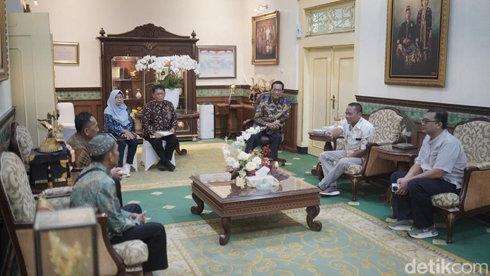 Audiensi Nasabah BUKP Kulon Progo bersama Gubernur DIY Sri Sultan Hamengku Buwono X di Kompleks Kepatihan, Jumat (4/7/2025).