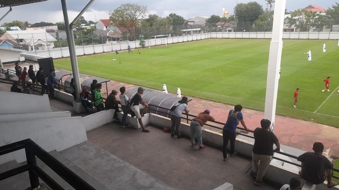 Suporter mulai berdatangan menyaksikan latihan perdana PSM di Stadion Kalegowa, Jumat (4/7/2025).