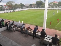 PSM Makassar Gelar Latihan Perdana di Stadion Kalegowa, Suporter Antusias