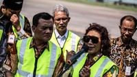 Pemilik maskapai Susi Air Susi Pudjiastuti (kedua kanan) didampingi Gubernur Jawa Tengah Ahmad Luthfi (kedua kiri) menyampaikan keterangan pers usai seremoni penerbangan perdana pesawat Susi Air menuju Karimunjawa di Bandara Internasional Ahmad Yani, Semarang, Jawa Tengah, Jumat (4/7/2025) ANTARA FOTO/Aprillio Akbar