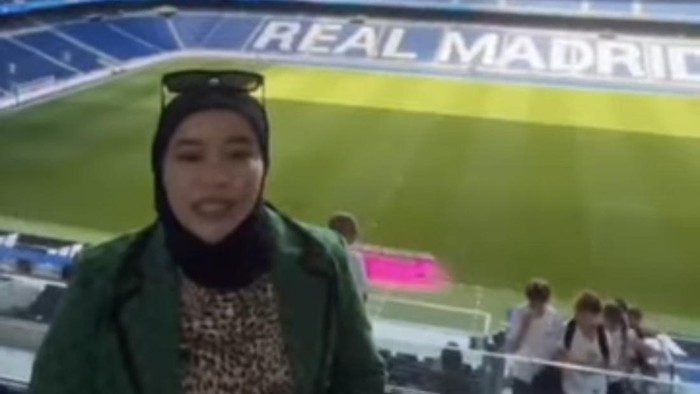 Tangkapan layar video istri Bupati Enrekang Yusuf Ritangnga, Ratnawati saat berada di Stadion Santiago Bernabeu.