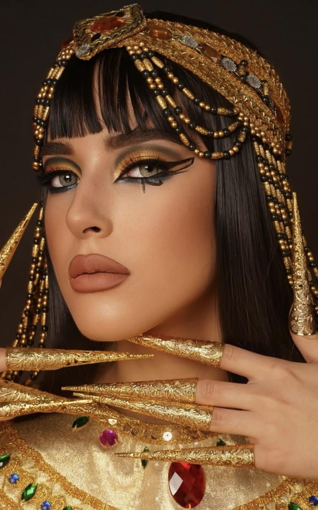 Bulu mata super tebal dan panjang menambah intensitas pada sorot mata. Sementara itu, lipstik matte berwarna coklat  digunakan untuk menyeimbangkan tampilan, menciptakan kesan bold namun tetap elegan. Foto: dok. Instagram @tasyafarasya @ttasyiiathasyia