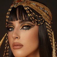 Bulu mata super tebal dan panjang menambah intensitas pada sorot mata. Sementara itu, lipstik matte berwarna coklat  digunakan untuk menyeimbangkan tampilan, menciptakan kesan bold namun tetap elegan. Foto: dok. Instagram @tasyafarasya @ttasyiiathasyia