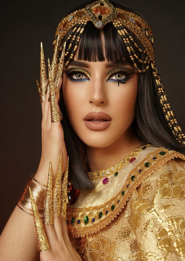 Rambut Tasya dibuat hitam lurus dengan poni rata, serta hiasan kepala emas bertabur manik dan rantai menjuntai di sisi wajah. Pujian pun berdatangan, termasuk dari sang ibunda Ala Alatas yang menyebut Tasya bak “Elizabeth Taylor as Cleopatra”. Warganet lainnya bahkan menyebut, “Ini dia sih Cleopatra yang asli!” Foto: dok. Instagram @tasyafarasya @ttasyiiathasyia