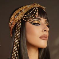 Eyeliner dramatis jadi kunci karakter Cleopatra versi Tasya. Garis hitam super tajam ditarik panjang membentuk double-wing ekstrem di atas dan bawah mata. Eyeliner bawah ditarik ke arah bawah dengan bentuk segitiga tajam, memberi kesan teatrikal. Foto: dok. Instagram @tasyafarasya @ttasyiiathasyia