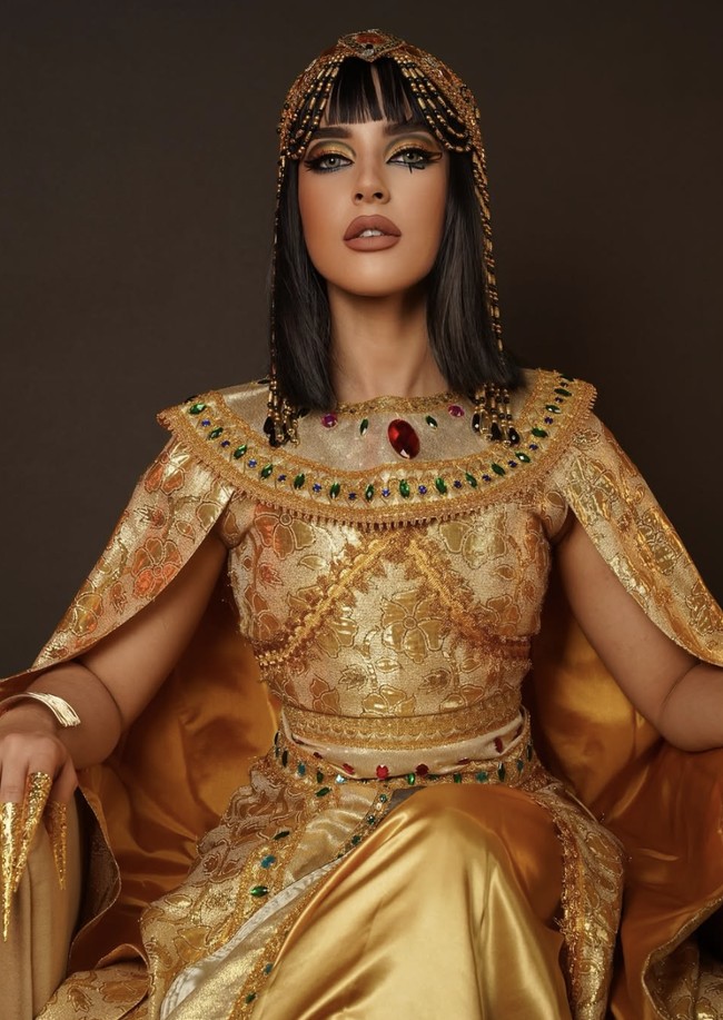 Tasya mengenakan kostum berwarna emas dengan taburan permata imitasi warna merah, hijau, dan biru. Kalung lebar khas Mesir penuh detail manik-manik turut memperkuat aura Cleopatra-nya. Foto: dok. Instagram @tasyafarasya @ttasyiiathasyia