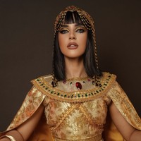 Tasya mengenakan kostum berwarna emas dengan taburan permata imitasi warna merah, hijau, dan biru. Kalung lebar khas Mesir penuh detail manik-manik turut memperkuat aura Cleopatra-nya. Foto: dok. Instagram @tasyafarasya @ttasyiiathasyia