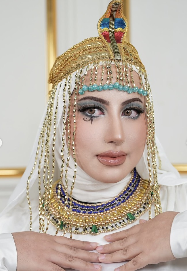 Ia memilih winged eyeliner yang tegas tapi tidak ekstrem. Aksen unik berupa lukisan simbol Mesir di bawah mata kanan, menyerupai Eye of Horus, menambahkan sentuhan spiritual dan bagi orang Mesir itu merupakan simbol kekuatan.  Foto: dok. Instagram @tasyafarasya @ttasyiiathasyia