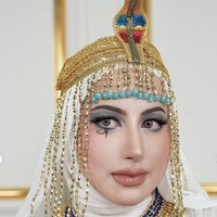 Ia memilih winged eyeliner yang tegas tapi tidak ekstrem. Aksen unik berupa lukisan simbol Mesir di bawah mata kanan, menyerupai Eye of Horus, menambahkan sentuhan spiritual dan bagi orang Mesir itu merupakan simbol kekuatan.  Foto: dok. Instagram @tasyafarasya @ttasyiiathasyia