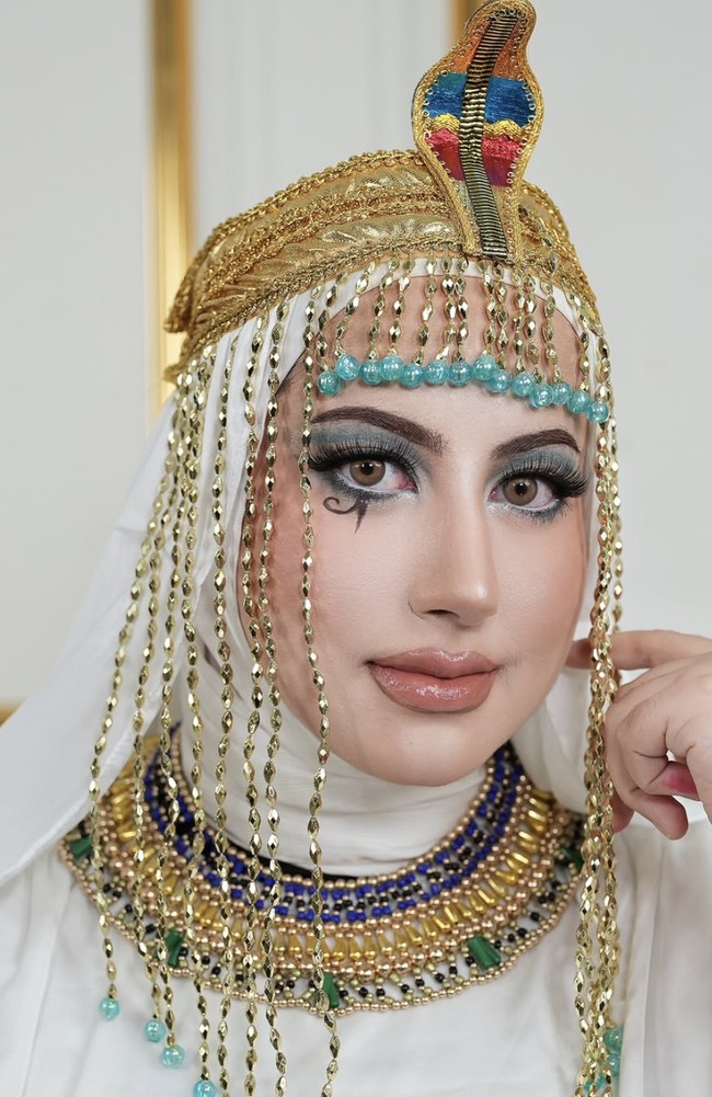 Tasyi mengenakan mahkota emas dengan ikon ular kobra di tengah dilengkapi manik-manik turquoise yang menjuntai di dahi dan sisi wajah. Foto: dok. Instagram @tasyafarasya @ttasyiiathasyia