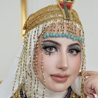 Tasyi mengenakan mahkota emas dengan ikon ular kobra di tengah dilengkapi manik-manik turquoise yang menjuntai di dahi dan sisi wajah. Foto: dok. Instagram @tasyafarasya @ttasyiiathasyia