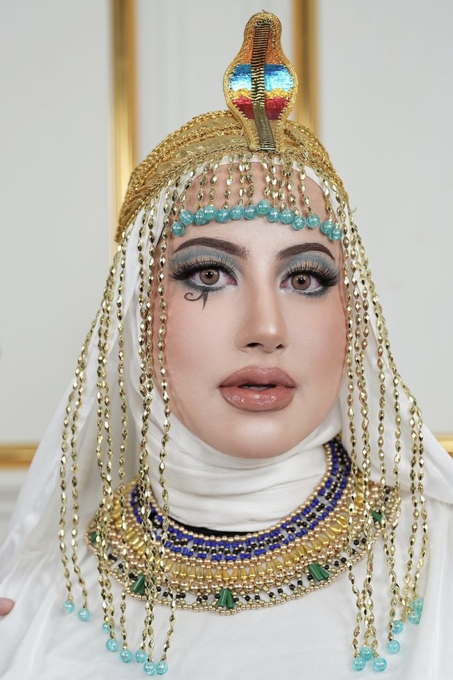 Tampilan busana Tasyi lebih sederhana, namun tetap elegan. Ia mengenakan jubah putih polos dengan kerudung senada. Fokus utama tertuju pada makeup dan aksesori, terutama kalung bertingkat berhiaskan emas, biru safir, dan hijau zamrud.  Foto: dok. Instagram @tasyafarasya @ttasyiiathasyia