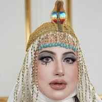Tampilan busana Tasyi lebih sederhana, namun tetap elegan. Ia mengenakan jubah putih polos dengan kerudung senada. Fokus utama tertuju pada makeup dan aksesori, terutama kalung bertingkat berhiaskan emas, biru safir, dan hijau zamrud.  Foto: dok. Instagram @tasyafarasya @ttasyiiathasyia