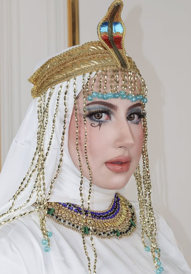 Sementara itu, Tasyi Athasyia hadir dengan versi Cleopatra yang lembut namun tak kalah glamor. Riasan matanya didominasi biru kehijauan metalik (turquoise), warna yang terinspirasi dari batu mulia Mesir Kuno, menciptakan kesan misterius dan klasik. Foto: dok. Instagram @tasyafarasya @ttasyiiathasyia