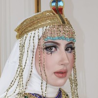 Sementara itu, Tasyi Athasyia hadir dengan versi Cleopatra yang lembut namun tak kalah glamor. Riasan matanya didominasi biru kehijauan metalik (turquoise), warna yang terinspirasi dari batu mulia Mesir Kuno, menciptakan kesan misterius dan klasik. Foto: dok. Instagram @tasyafarasya @ttasyiiathasyia