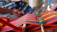 Tenun bukan sekadar produk kerajinan tangan. Di Wini, menenun adalah warisan budaya yang diturunkan antar generasi perempuan. Setiap motif punya arti—tentang alam, leluhur, atau filosofi hidup lokal.