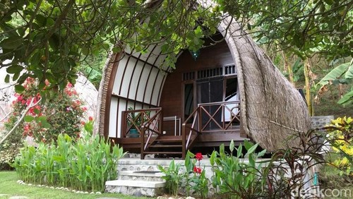 The Papalagi Resort adalah sebuah hotel yang berada di Gili Indah, Sekotong, Lombok Barat. (Website www.thepapalagi.com)