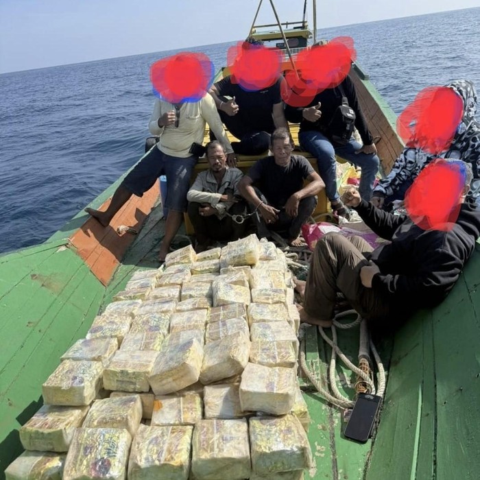 Tim Polda Sumut saat menangkap para tersangka narkoba di tengah laut (dok. Istimewa)